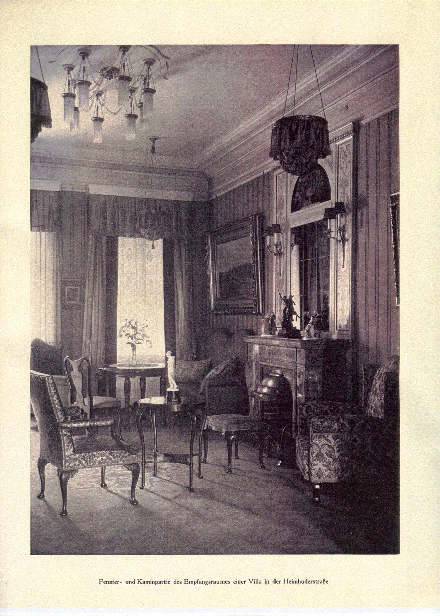 Fenster- und Kaminpartie des Empfangsraumes einer Villa in der Heimhuderstra&szlig;e